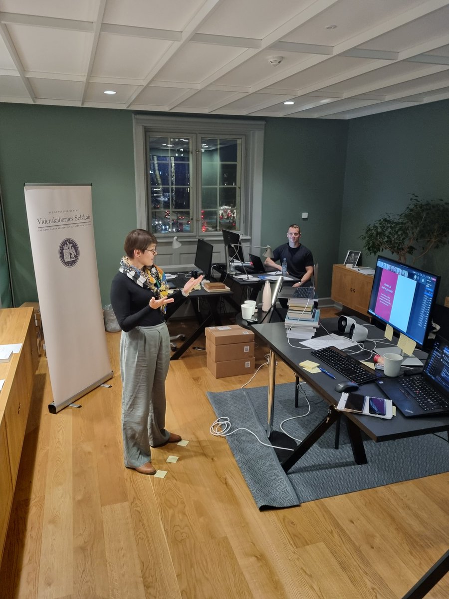 Hvad er højstatus kropssprog? <a href="/VittingSeerup/">Sabrina Vitting-Seerup</a> giver den - som altid - fuld gas i den sidste runde af efterårets digitale #formidlingsakademiet fra <a href="/VSelskab/">Kongelige Danske Videnskabernes Selskab</a>. Ikke nemt at arbejde m præsentationsteknik på Teams, men det svinger! 31 forskere svinger med. #scicomm #dkvid