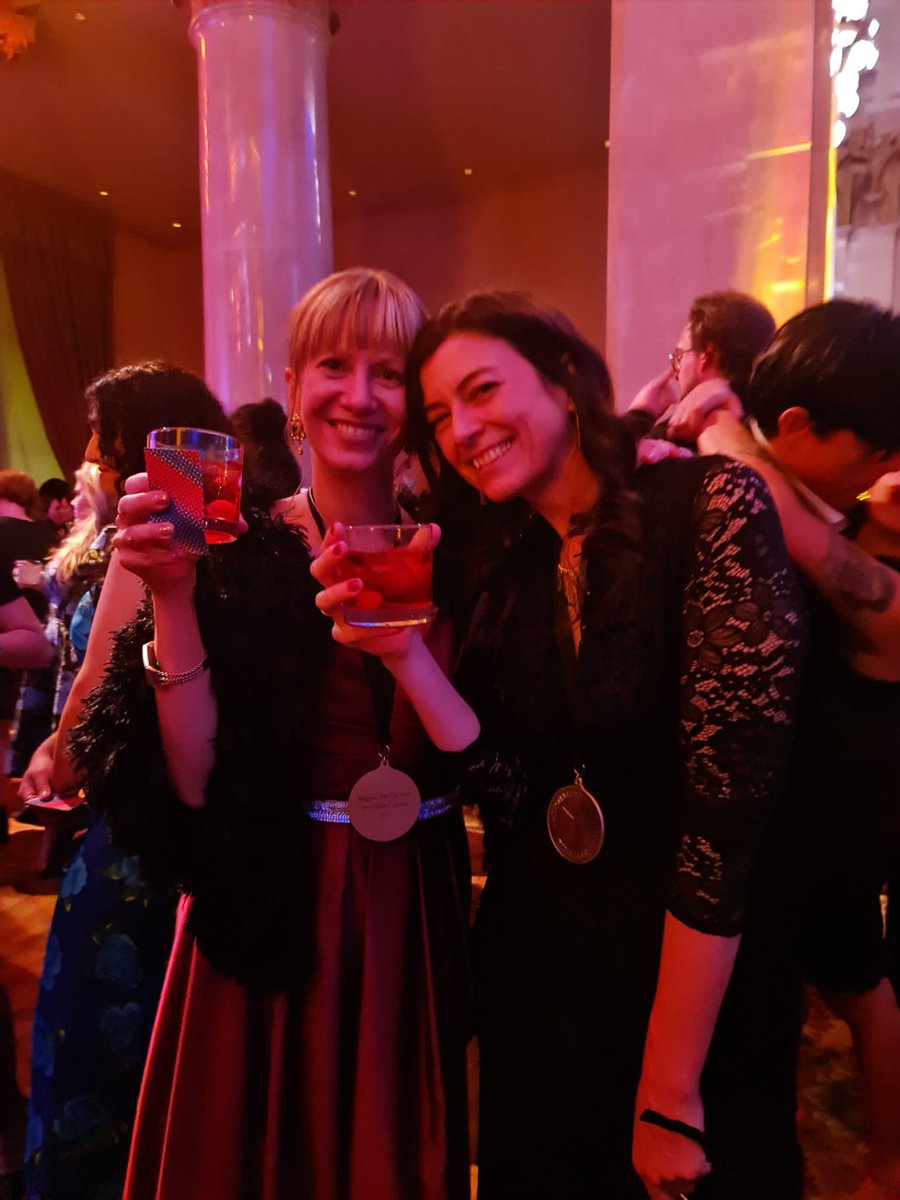 Borrachas de felicidad con @meganalimcd anoche en los #NBAwards ¡Que se animen más los editores, ahora que los libros de cuentos escritos en español también ganan en la alfombra roja de NY! 🥳