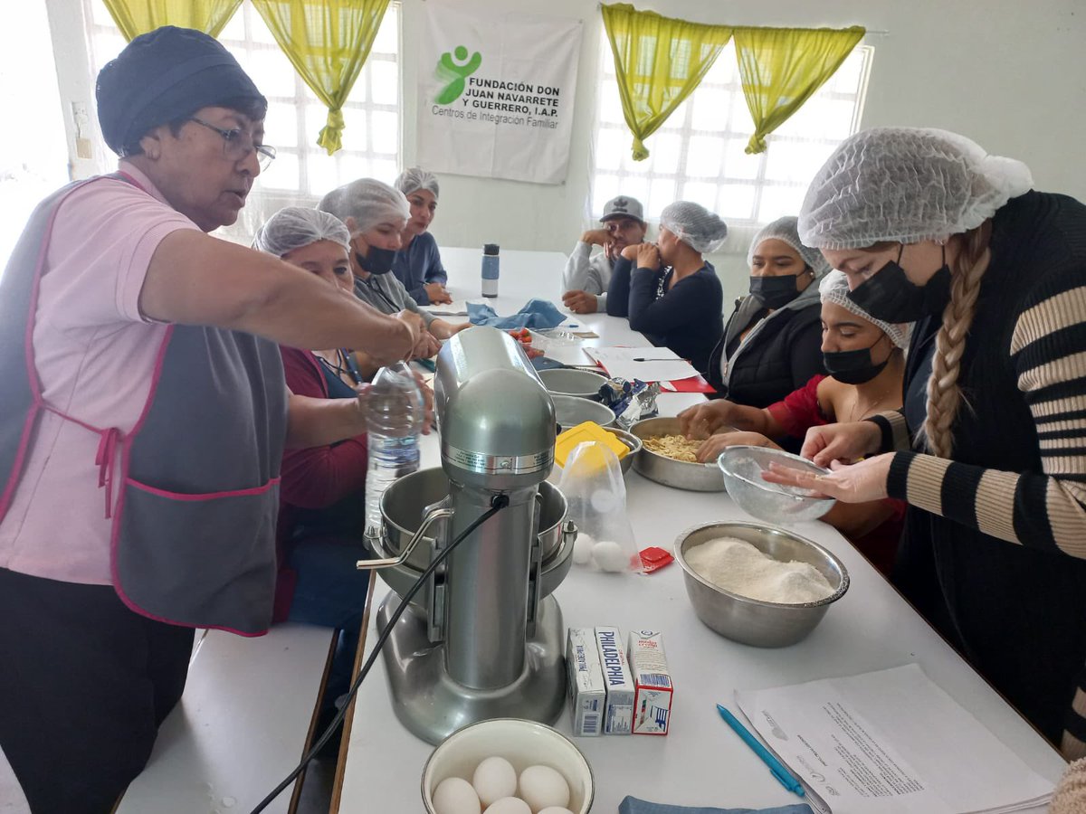 fdjngiap's tweet photo. ⭕Continuamos con las clases de repostería para jefas de familia, en nuestros desayunadores.
¡Muchas gracias a todo el equipo que integra #CEFORMA y muy en especial a su excelente instructora;Mtra. Conchita, por sus extraordinaria y deliciosa clase!
#fundacionnavarrete https://t.co/XB4cw8pdiZ