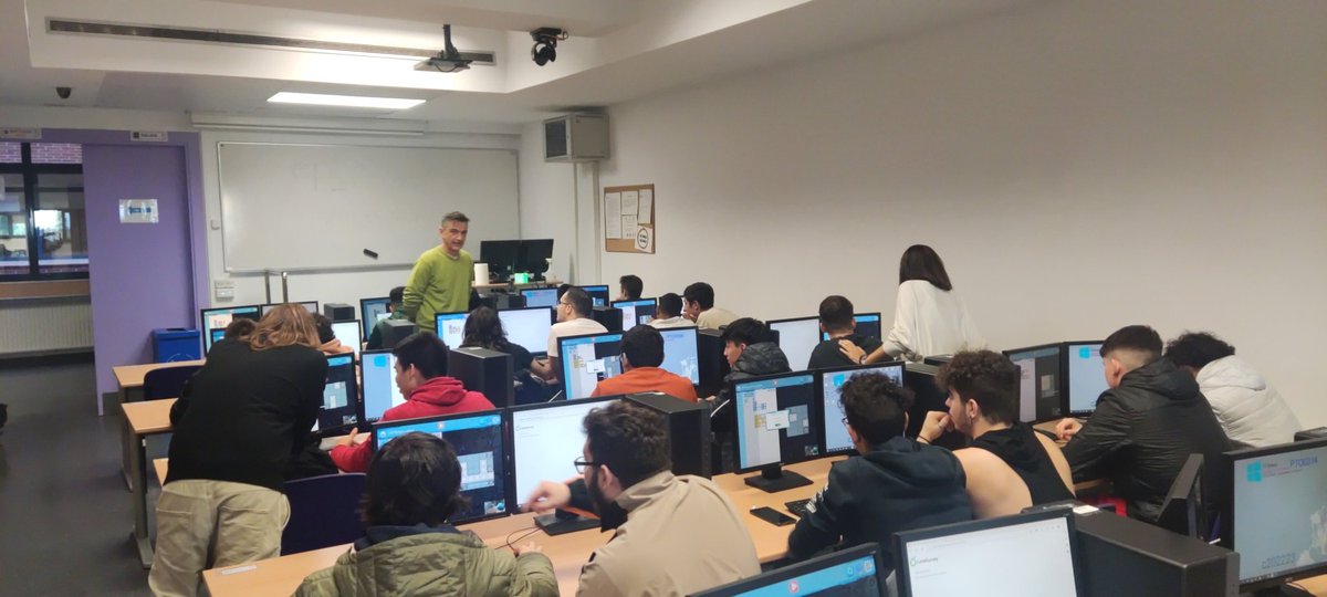 Alumnos de <a href="/TeideHease/">TEIDE-HEASE</a> probando el juego de aprendizaje de #programacion Articoding en la #semanadelaciencia en <a href="/informaticaucm/">Informática UCM</a> <a href="/unicomplutense/">Complutense</a>