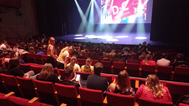 Met een keiharde knal en goudgele slingers sloot het <a href="/DrentheCollege/">Drenthe College</a> gisteravond de cultuurweek 2022 af. Wat een mooie samenwerking!

Meer lezen 👉 bit.ly/CultuurweekDC