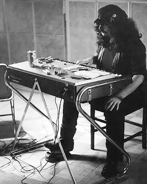 KeystotheDead's tweet photo. Day 17 (Mindbender) #30DaysofDead
00:01: Pigpen playing quintessential psychedelic organ out of the gate. Hard to hear whether it is his #Farfisa or @VOXamps Continental. #comboorgan https://t.co/W2aF0fhlnW