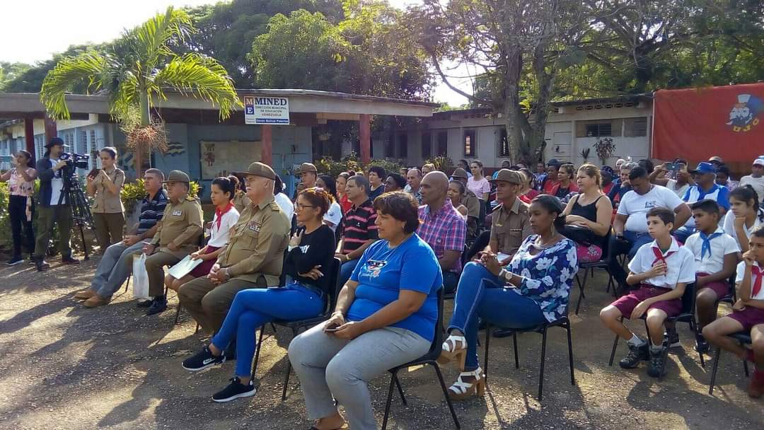 AriannaIsasi's tweet photo. Irialis Matos Nazco, estudiante de la Escuela Especial Simón Bolívar del municipio #Venezuela, ganadora nacional del concurso Amigos de las FAR,  recibió su reconocimiento de manos del Héroe de la República de Cuba, Cr. Orlando Cardoso Villavicencio #CubaMined #LatirAvileño. https://t.co/jaHw8ycgRg