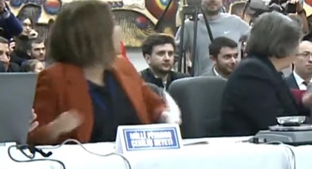 Thodex'in kurucusu Faruk Fatih Özer'in Türkiye'ye iade edilmesi kararı çıkmışken sorayım. 
Şaibeli 31 Aralık 2019 Milli Piyango Yılbaşı Çekilişinde arka sırada oturan iki delikanlı kim ve neden oradalar?