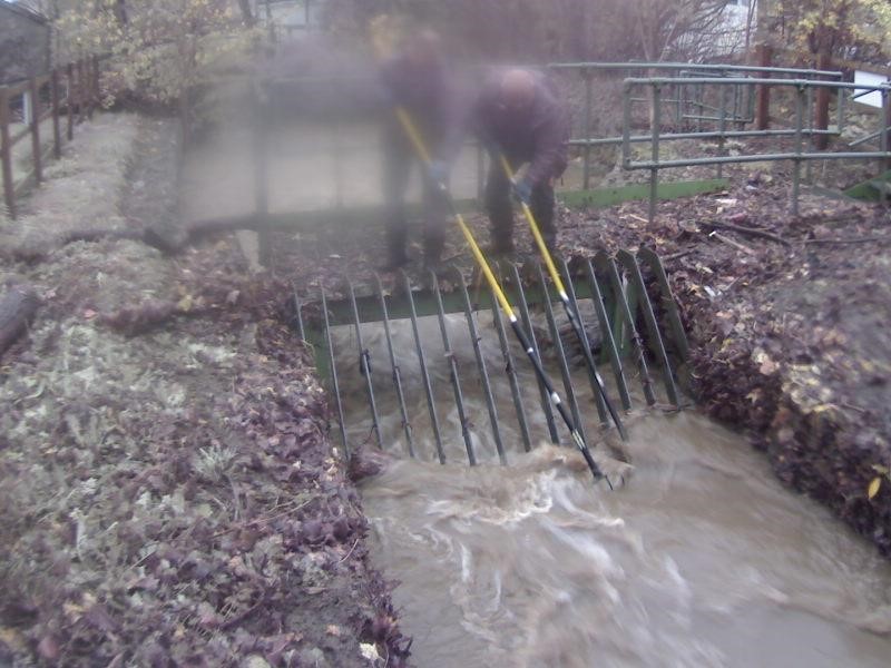 Rivers are responding to the heavy rain across #Yorkshire. Our #FieldTeams are proactively checking defences and clearing debris screens.

This screen in #Conisbrough, #Doncaster has been cleared 3 times today.

Pic 1 - full
Pic 2 - cleared
Pic 3 - 1hr after pic 2
Pic 4 - cleared