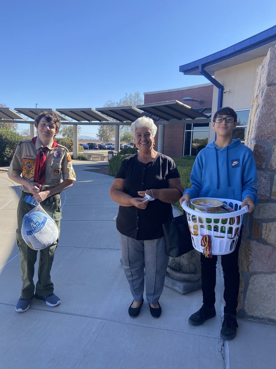 Thank you to Boys Scout Troop 279 for helping our community with Thanksgiving Baskets!! We are blessed to have helpful organizations giving back ! 🦃🍗🍞🙏🏻@ClintHSLions @SurrattCubs @clintjuniorhigh #boyscouts #cis #lionpride #troop279 #clintcommunity #helpingothers #blessed
