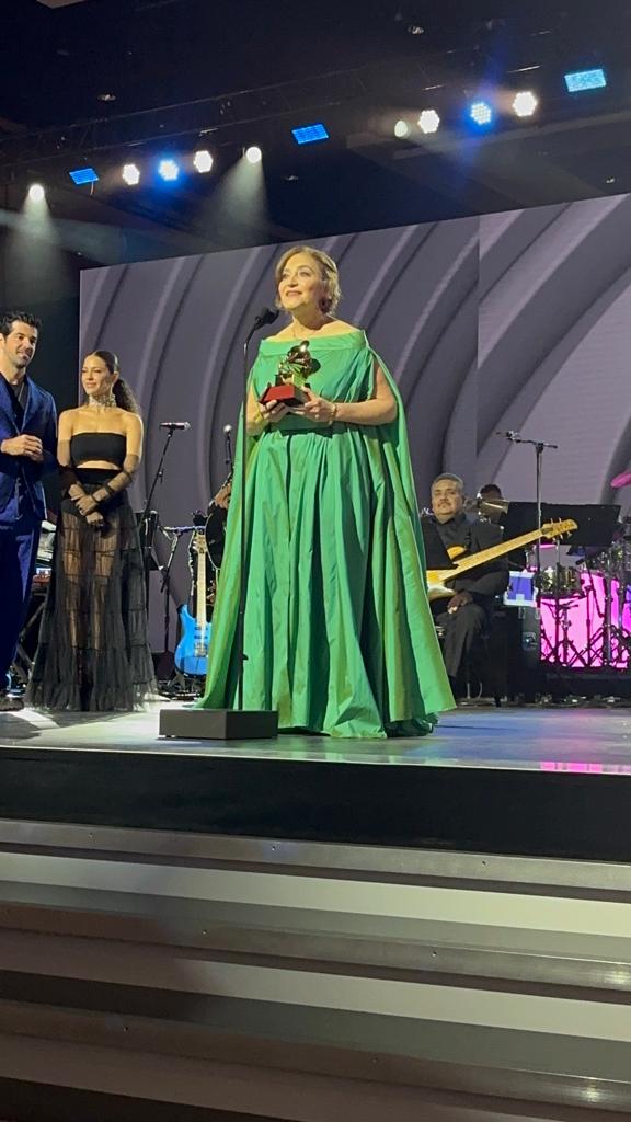 elnacionalpy's tweet photo. HISTÓRICO | 🇵🇾🙌

La guitarrista paraguaya Berta Rojas ganó el Latin Grammy 2022 a mejor álbum de música clásica por su trabajo "Legado" y se convierte en la primera compatriota en recibir el premio más importante en la música a nivel mundial.

¡Muchas felicidades Berta! https://t.co/42iuh75fjv
