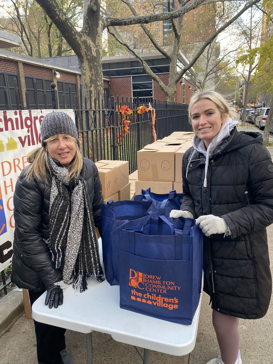 We are here with the @kulufoundation handing out Thanksgiving meals to our community! Come on down and grab your turkey 👋