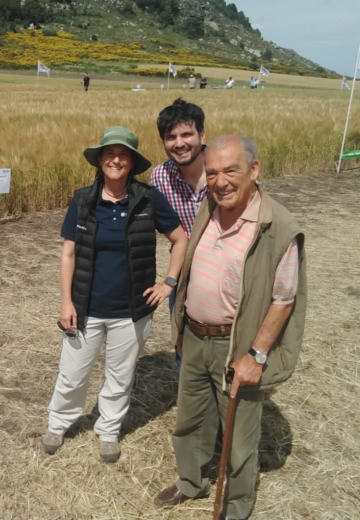FertilabLab's tweet photo. FERTILAB presente en la Jornada de la UPA de JMFangio de @aapresid. Recorrimos los ensayos de N en trigo y cebada en los que participa el laboratorio. Proyecto conjunto @FerSalvagiotti @GRSueloCultivo https://t.co/OhLdh8kkks