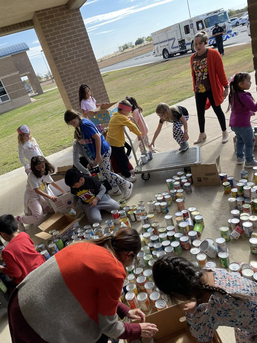 EmilyBynum5's tweet photo. The fact that SO MANY coworkers dropped what they were doing to help our STUCO members load nearly 3000 canned food items is exactly why @LillianElem is the best of the best. I love these people, these kids and this season of giving so so much! 🥹🦃🎉#alvaradoexcellence https://t.co/sn77SwpXQU