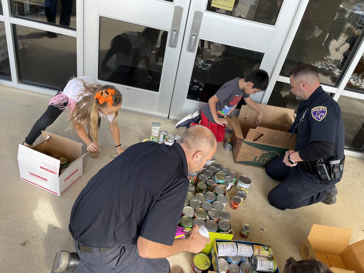 EmilyBynum5's tweet photo. The fact that SO MANY coworkers dropped what they were doing to help our STUCO members load nearly 3000 canned food items is exactly why @LillianElem is the best of the best. I love these people, these kids and this season of giving so so much! 🥹🦃🎉#alvaradoexcellence https://t.co/sn77SwpXQU