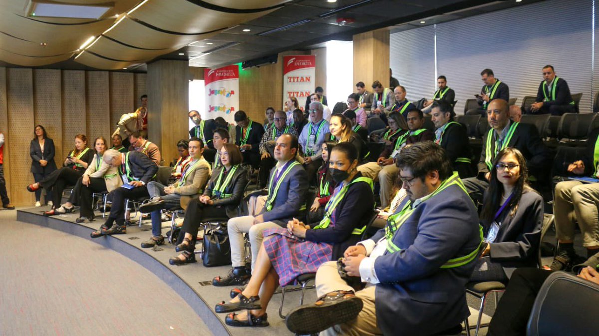 Ministerio de Producción (@produccion_ecu) on Twitter photo En <a href="/CorpFavoritaEc/">Corporación Favorita</a>, el grupo de líderes de #ACXchange participó en el panel de Innovación y Competitividad, donde se analizó la transformación digital y rol de las empresas con:
• <a href="/vmaino/">Vianna Maino</a>, ministra de <a href="/Telecom_Ec/">Ministerio de Telecomunicaciones Ecuador 🇪🇨</a>
• Roberto García, <a href="/ucatolicagye/">@ucatolicagye</a>
• Belén Pastor, <a href="/EpicoGye/">epicogye</a> En <a href="/CorpFavoritaEc/">Corporación Favorita</a>, el grupo de líderes de #ACXchange participó en el panel de Innovación y Competitividad, donde se analizó la transformación digital y rol de las empresas con:
• <a href="/vmaino/">Vianna Maino</a>, ministra de <a href="/Telecom_Ec/">Ministerio de Telecomunicaciones Ecuador 🇪🇨</a>
• Roberto García, <a href="/ucatolicagye/">@ucatolicagye</a>
• Belén Pastor, <a href="/EpicoGye/">epicogye</a>