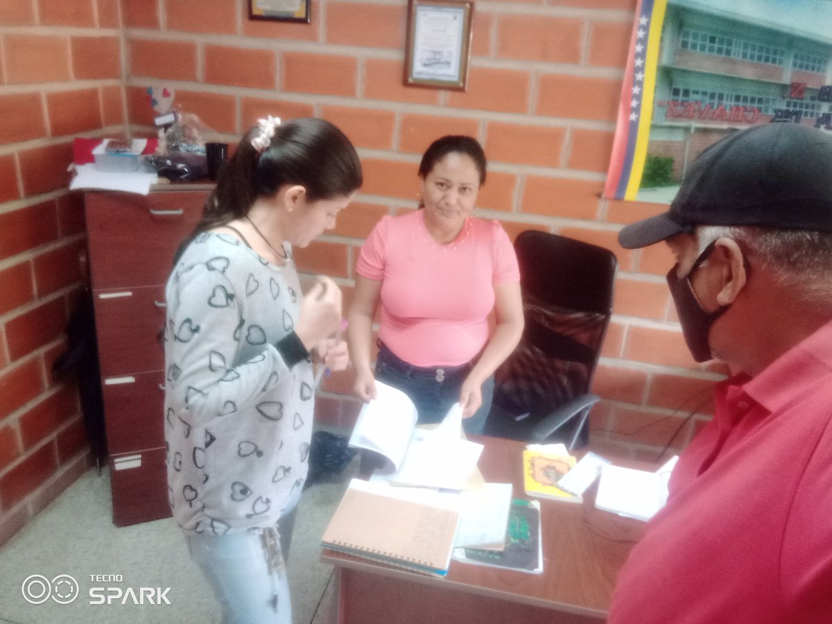 wogy11's tweet photo. #LaHistoriaEstaDeNuestroLado El día de hoy siguiendo instrucciones de @pedrogordon2121 Coordinador de @FundabitAragua Se Socializa con los Directivos de EBN Victoria de Chávez, UEN Simón Bolívar y UENB BAEL, Los Acuerdos, Normativas, Basamentos Jurídicos de los Espacios CBIT https://t.co/bMitPAdkMA