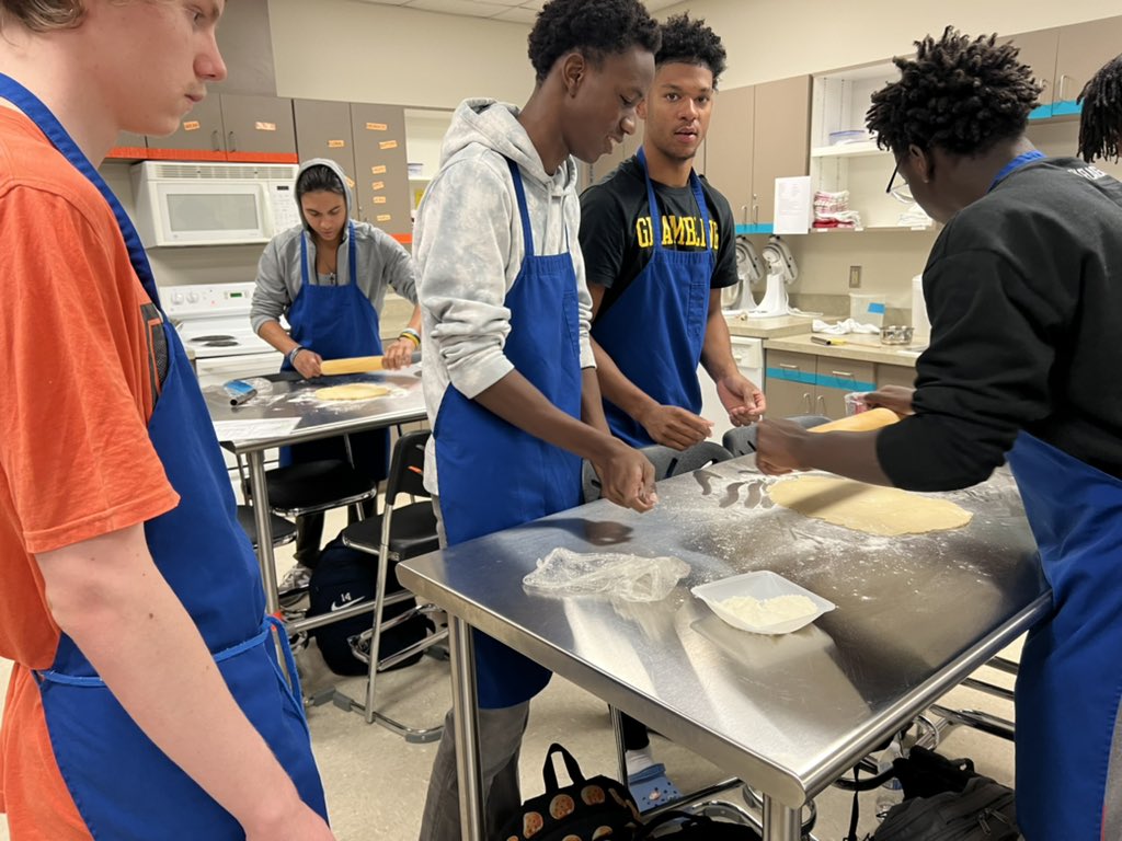 Cen10titans's tweet image. Our Food Science and Culinary Arts classes have been making Thanksgiving classics this week! From sides to apple pies!! #cen10titans #titannation #titanslearn