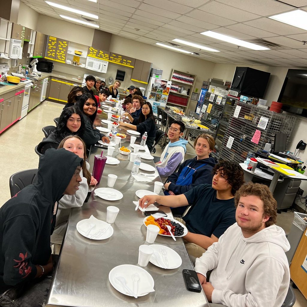 Cen10titans's tweet image. Our Food Science and Culinary Arts classes have been making Thanksgiving classics this week! From sides to apple pies!! #cen10titans #titannation #titanslearn