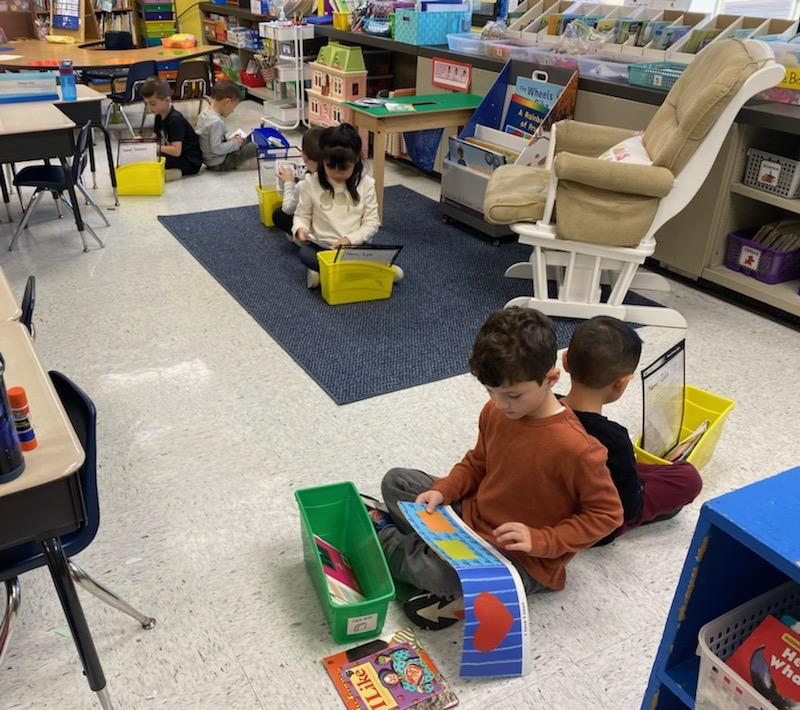 CommackSchools's tweet photo. Mrs. Sorgie's kindergarten class loves to read with a partner during reading workshop!  #LearningToRead #PartnerRead #RollingHills #MrsSorgie #Kindergarten #CommackSchools https://t.co/W1BhVmvnmI