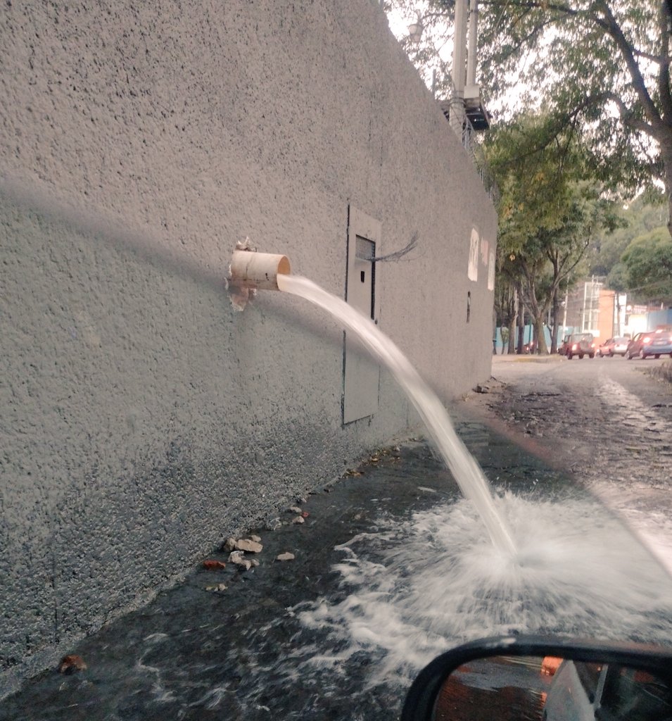 A qué se debe el desperdicio de tanta agua en este pozo, @SacmexCDMX <a href="/GobCDMX/">Gobierno de la Ciudad de México</a> <a href="/Claudiashein/">Claudia Sheinbaum Pardo</a> ya lleva 3 días así?