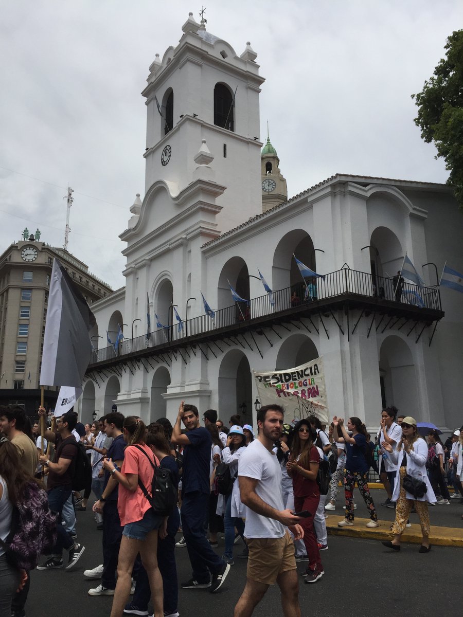Yo quiero ver muchos más delirantes por ahí
Bailando en una calle cualquiera
En Buenos Aires se ve que ya no hay tiempo de más
La alegría no es solo brasilera 
No, mi amor!
#MareaBlanca #SaludPública #Libertad