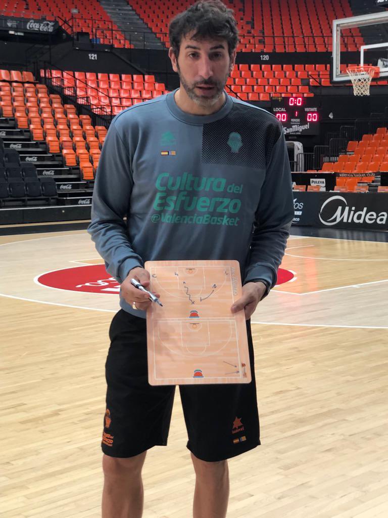🏀#pizarrasbaloncesto🏀

🔝<a href="/Alexmumbru15/">Alex Mumbrú</a> , entrenador de <a href="/valenciabasket/">Valencia Basket Club</a> , diseñando jugadas con nuestras pizarras🙌

👉Los mejores entrenadores están con #PizarrasMKT. Gracias por vuestra confianza!

#pizarraspersonalizadas #pizarratáctica  #pizarrabasket #LigaEndesa