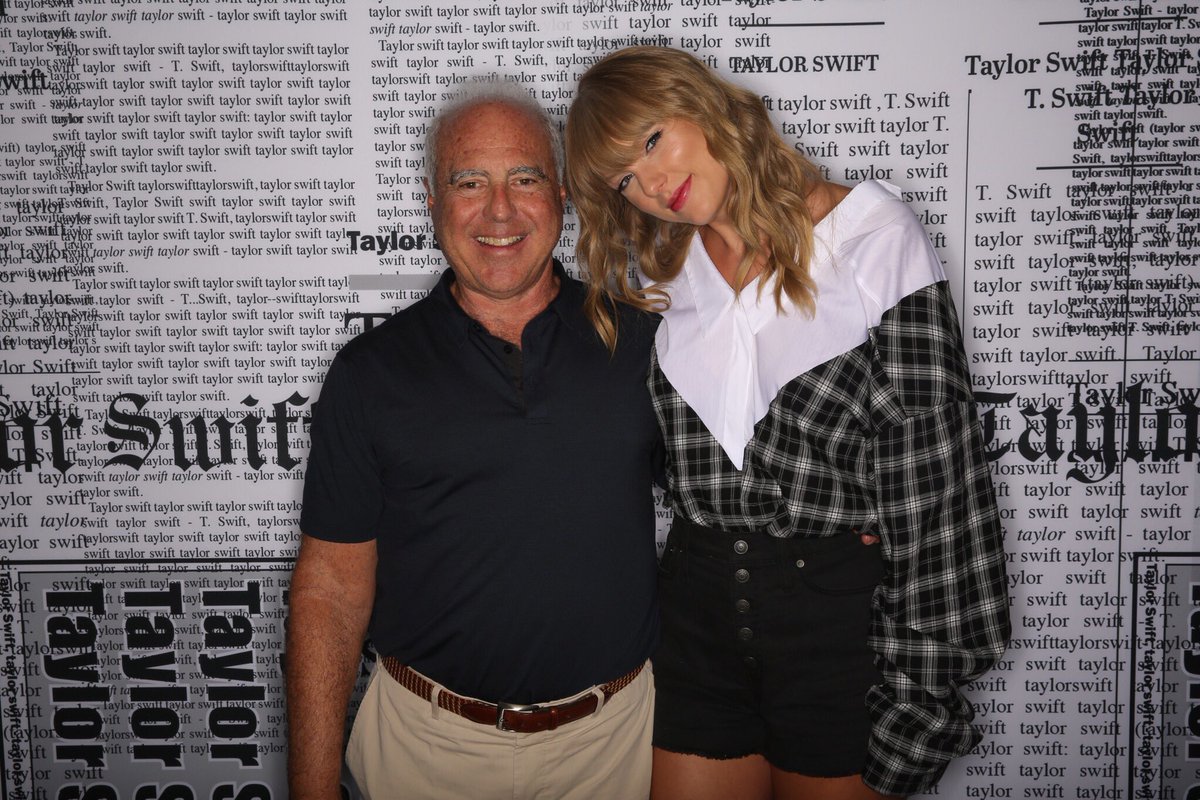 PHLEaglesNation's tweet photo. This is a very important reminder to everyone that Taylor Swift is an Eagles fan. 🦅 https://t.co/Sw4viIt8MV