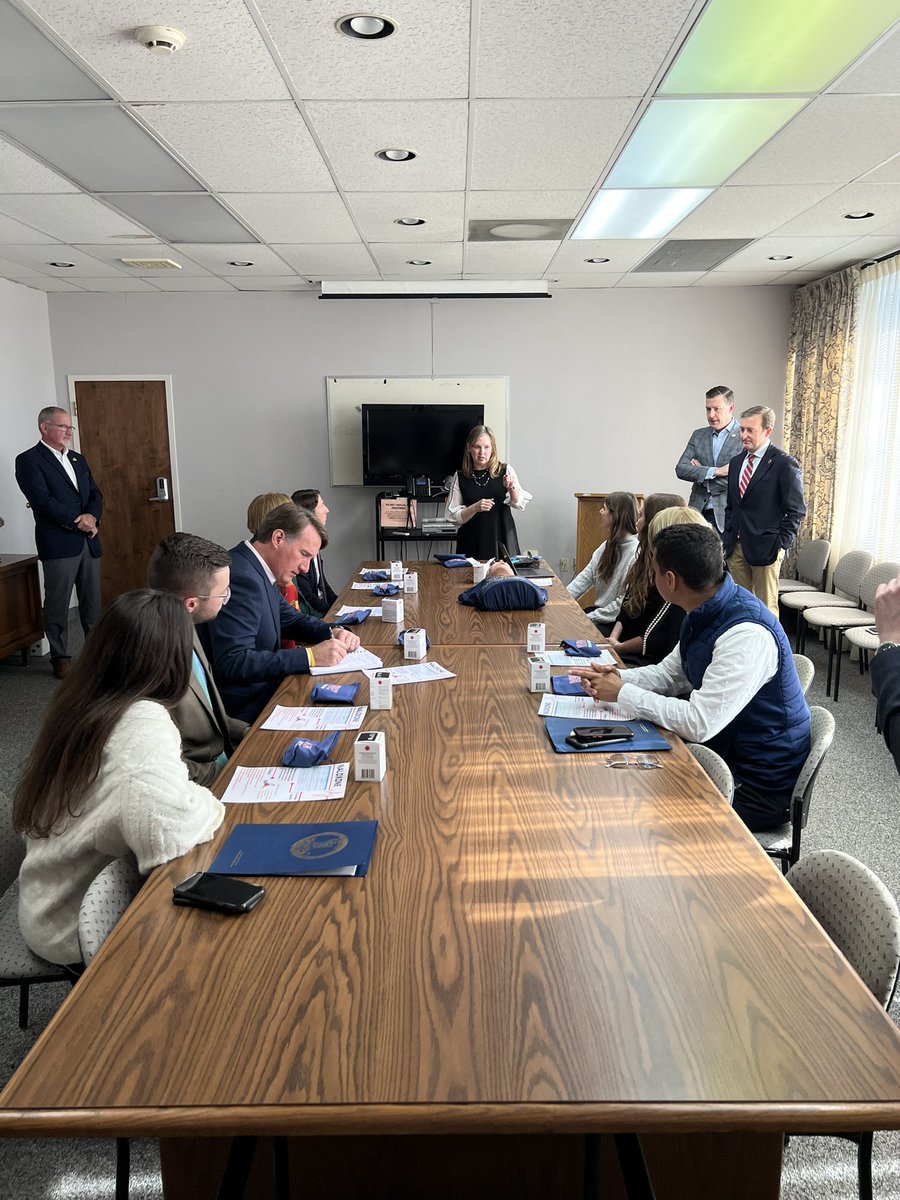 ToddPillionVA's tweet photo. Grateful to @GovernorVA @GlennYoungkin &amp; our First Lady for leading by example and being trained today on how to save a life from an opioid overdose during a visit to the Washington County Health Department.

Find out how you can: https://t.co/1qNYFRlRRG https://t.co/rOL9Ne8m1r