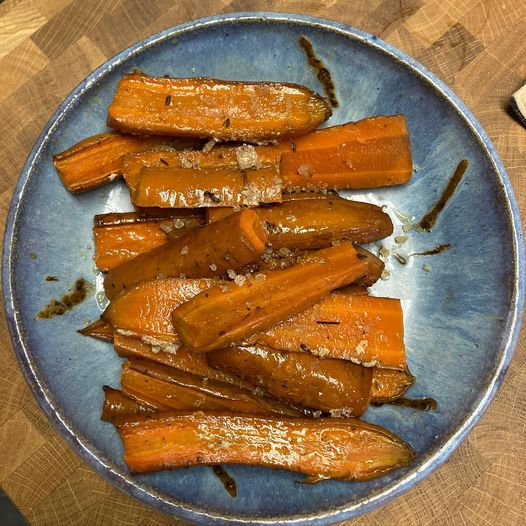 Roasted carrots and sweet lavender sea salt.. drizzling with some of our salted honey! Thanks giving must haves and hostess gifts! Stop by and grab a pre made set! #shoplocal #wesellseasaltdownbytheseashore #saltyvibes #lavendersalt #saltedhoney #Philly #MadeinPhillyHolidayMarket