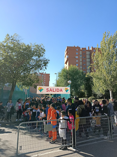 GSDcdeportivo's tweet photo. El sábado 5 de noviembre, celebramos en @gredossandiego #Moratalaz  la Carrera de la Vuelta al Cole, en beneficio de la Fundación @unoentrecienmil , con una fantástica participación de nuestras familias. Muchísimas gracias a todos  @policiademadrid  y @MADRID  por vuestra ayuda https://t.co/1F2XUXqPeg