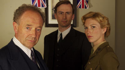 SaveRedlandLibr's tweet photo. 10pm TODAY on #ITV3
From 2008, s5 Ep 3 of #Detective #Drama “Foyle’s War” - “All Clear” directed by #TristramPowell & written by #AnthonyHorowitz
🌟#MichaelKitchen #AnthonyHowell #HoneysuckleWeeks #JaySimpson #JulianOvenden #JayBenedict #MartinSavage
#FoylesWar https://t.co/NIGIesELsj