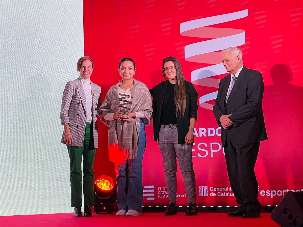 aeramassa's tweet photo. Molt contents del premi a la categoria igualtat d'oportunitats atorgat per @FCEsport en els #Guardonsdelesport22.

Agraïr especialment el suport de la @FundacioFCB, i la col·laboració d'@ACNURspain @CEARefugio , fundació apip-acam i @ACATHI.👏🏻

#footballforthegoals #withrefugees https://t.co/HtQdoPG4KM