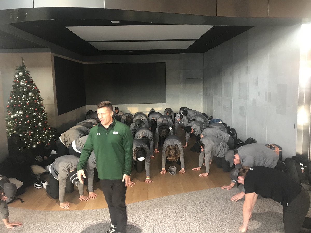 ⁦The <a href="/skhuskies/">Huskie Football</a>⁩ have to improvise and hold quick stretch in Toronto airport after deplaning following a two hour stay on the tarmac in Toronto.