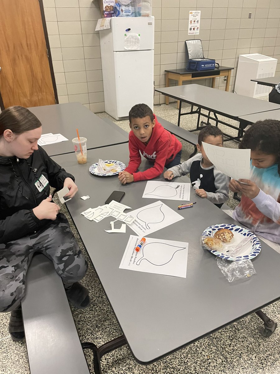 kellprice14's tweet photo. Today @Sandalwood_BCPS during #AEW we focused on math and what you can do at home to strengthen number sense. Families created fall leaf puzzles using basic facts #fallintolearning #wearebettertogether @EricWilson42 https://t.co/NgZDIchtDN