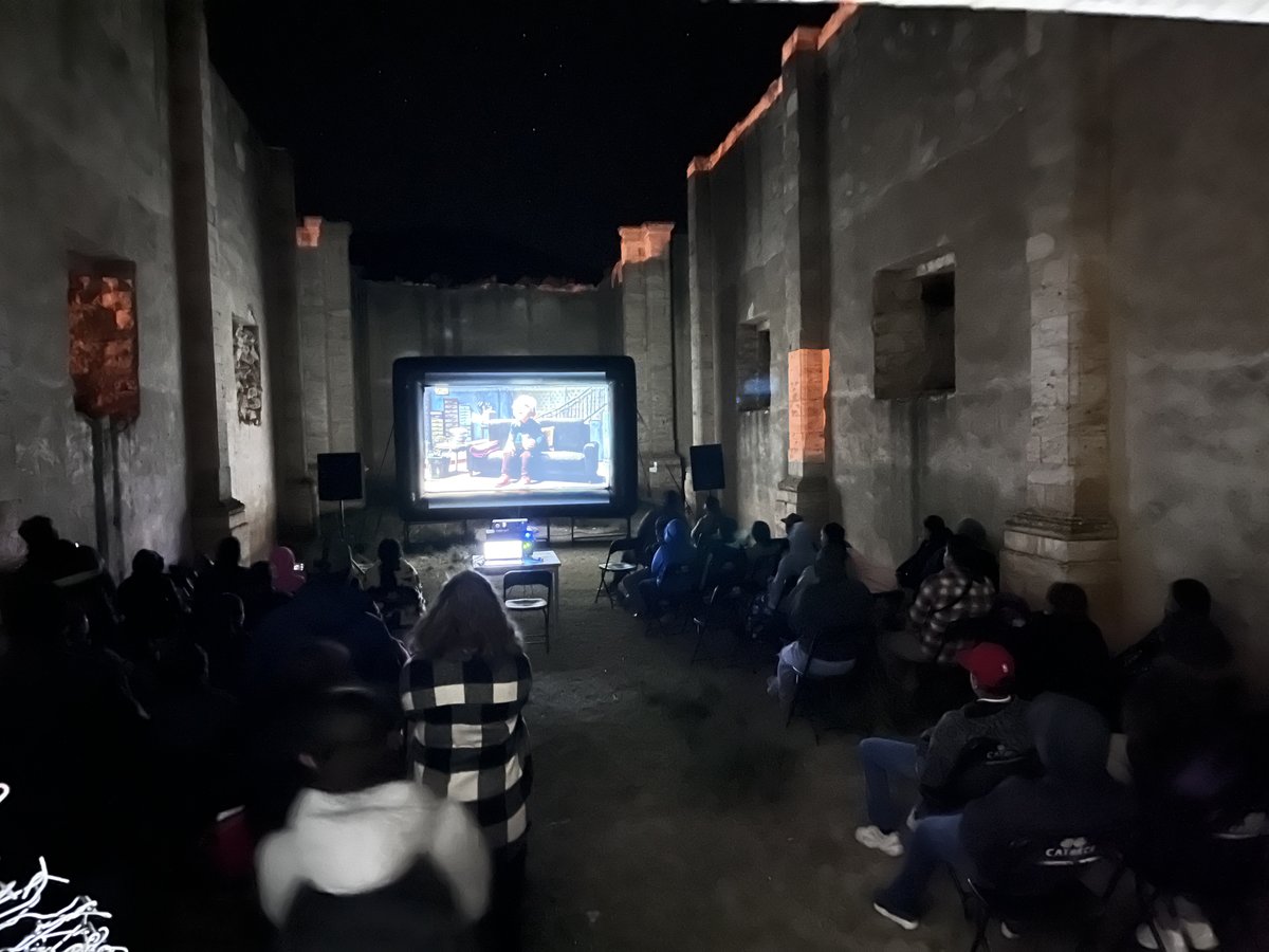 RodandoFilmFest's tweet photo. Ayer iniciamos con la Muestra en la comunidad de El Potrero en Real de Catorce y agradecemos todos por tan espectacular noche ✨📽🌜
¡Seguimos Rodando cine!
#Rodando11 #RealDeCatorce #CineQueTransforma #ElPotrero #Heroesdelamontaña #Cine https://t.co/dGlGznaDla