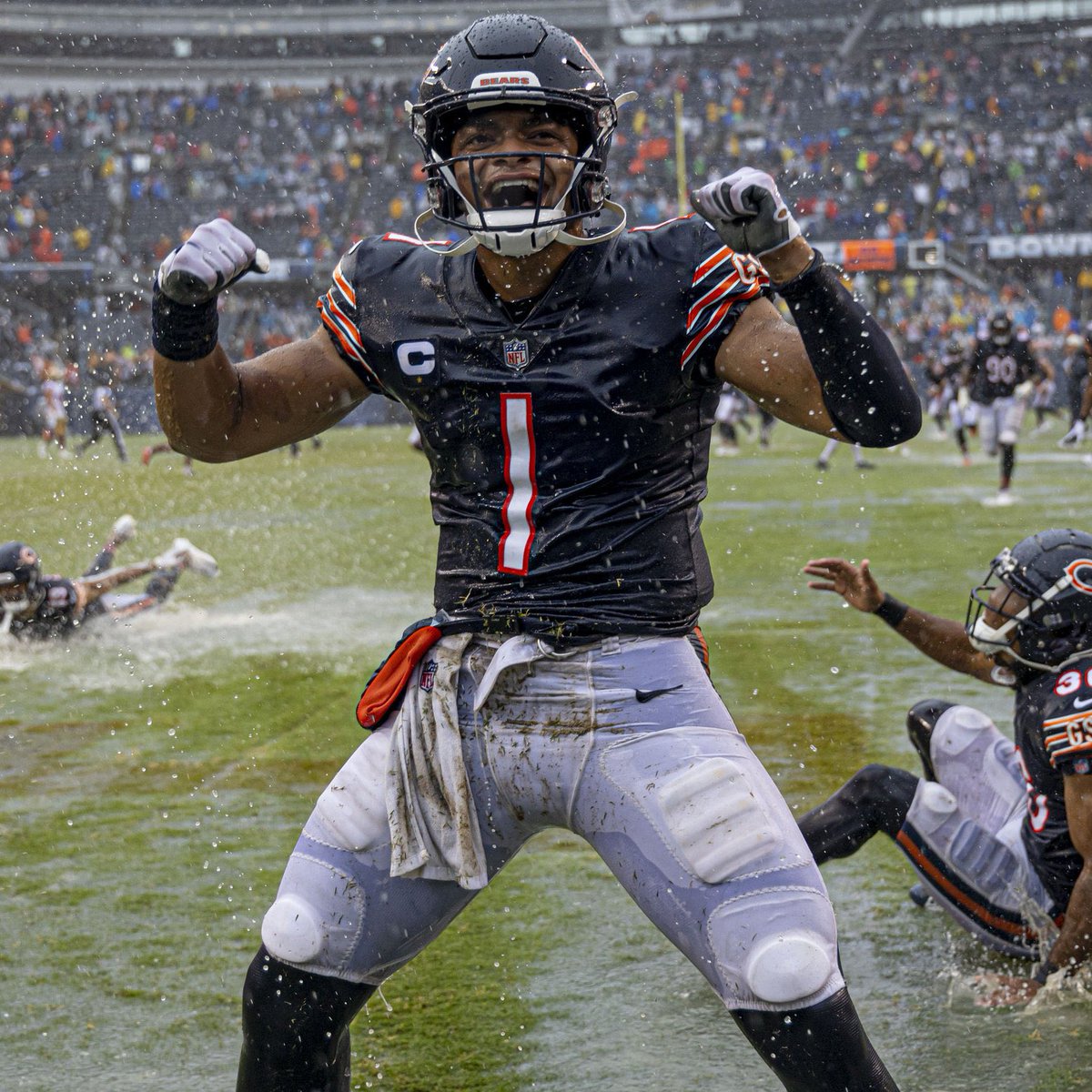 HardRockBet's tweet image. Justin Fields has:

▪︎ More rush TD than Christian McCaffrey
▪︎ More rush yds than Dalvin Cook
▪︎ As many pass TD as Tom Brady
▪︎ Higher pass rating than Dak Prescott

Redefining DUAL-THREAT #DaBears