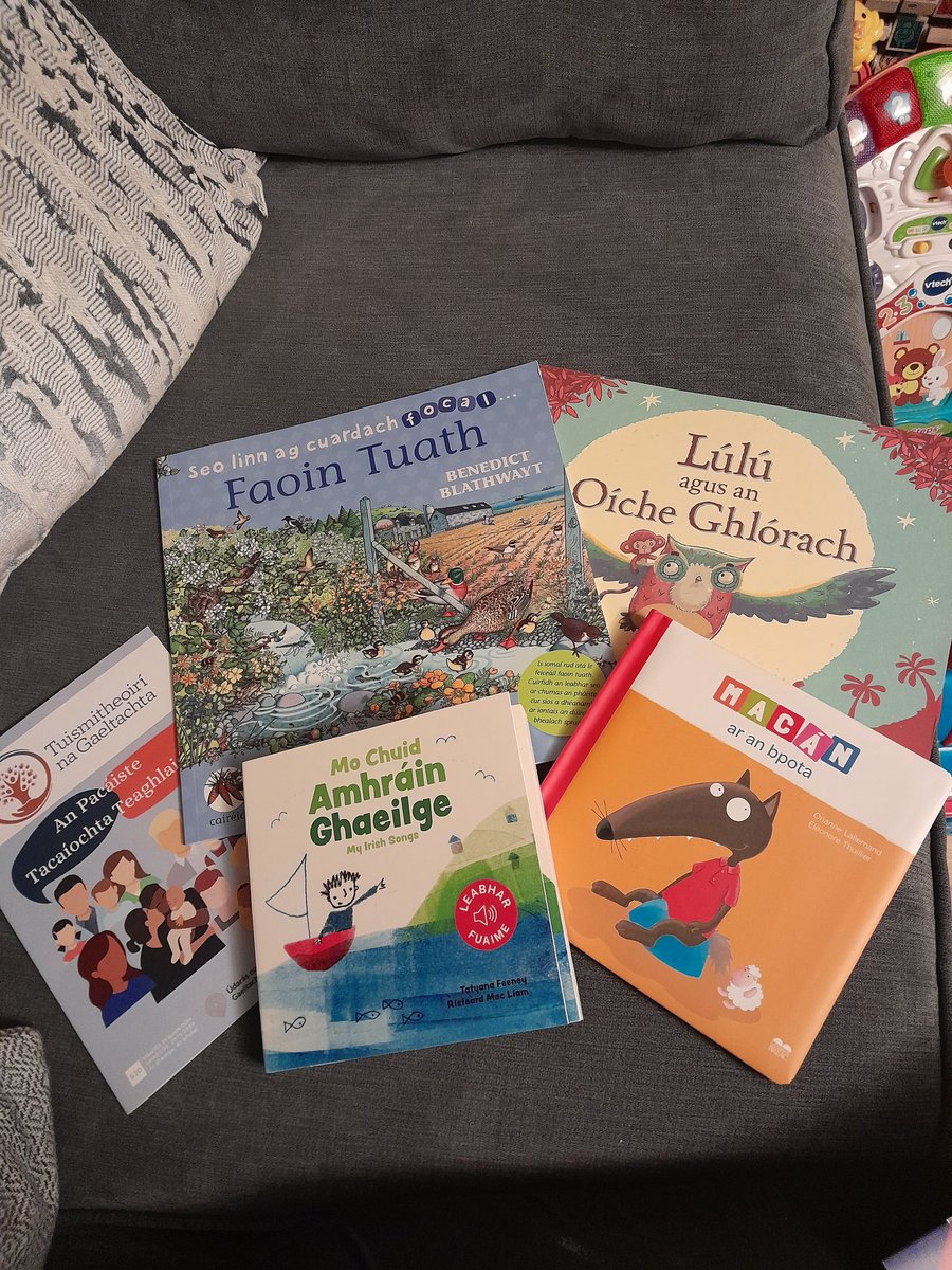 MsSMoran1's tweet photo. Pacáiste álainn a fuair mé saor in aisce ó @tuismitheoiri
Tá na leabhair comh deas, iontach chun an Ghaeilge a spreagadh le páistí sa bhaile 🎁 📚 #Gaeilge https://t.co/NT2a3jTW6b