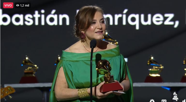 ¡ORGULLO NACIONAL! 😭🇵🇾

Berta Rojas hace historia y se convierte en la artista primera paraguaya en ganar un Grammy Latino. ¡MI PAÍS! 😍😭 #TodoEstáenLN.