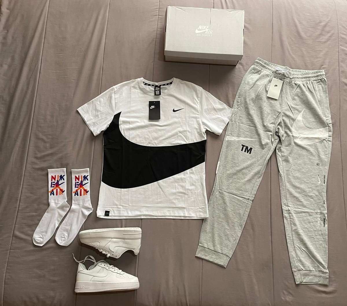 seemorecontent's tweet image. Client's Order: R 3000.00 "Classic Airforce1 + Nike socks + Nike t-shirt + Nike sweatpants"
Send a DM to shop

3-5 delivery days.🇿🇦
#blackfridaysale