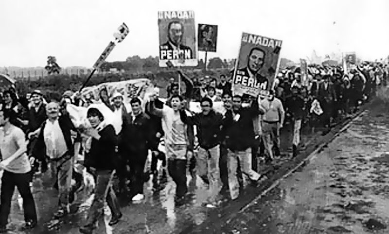 2) Hicimos noche en el Sindicato ATE de la Avda Belgrano y a la madrugada, bajo la lluvia, bajamos por la 9 de Julio hasta Retiro a tomar un tren que nos acerque a la Ricchieri…

Caminamos cantando
 “Se va a acabar la dictadura militar…”, en medio de tanques y carros de asalto