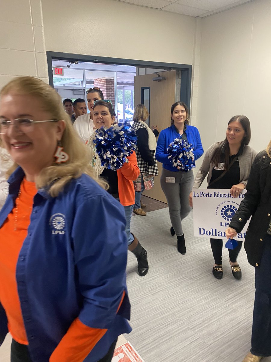JuleeannaL's tweet photo. Dollar patrol is in the house at LPJH. https://t.co/fQ8StUV4hv