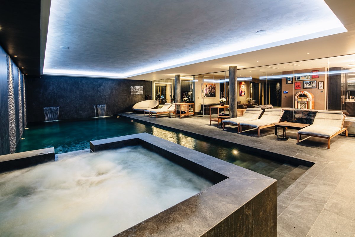 When it comes to luxury, we don't cut corners. This project in Knockholt was a huge undertaking and one that we are extremely proud of. Expert, bespoke craftsmanship is what we are all about, from start to finish.