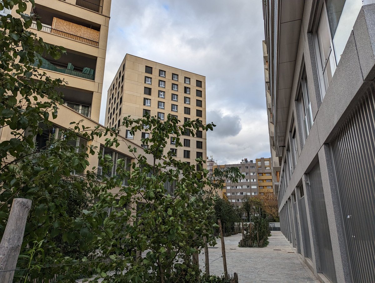Hugo_Courcelle's tweet photo. Découverte riche et passionnante de #ChapelleInternational à #Paris18 avec nos collègues d'#EspacesFerroviaires : de la friche ferroviaire au croquis jusqu'au quartier urbain innovant avec 1 100 logements... les expertises @SNCFimmobilier sont multiples ! https://t.co/PDfsF3bOuW