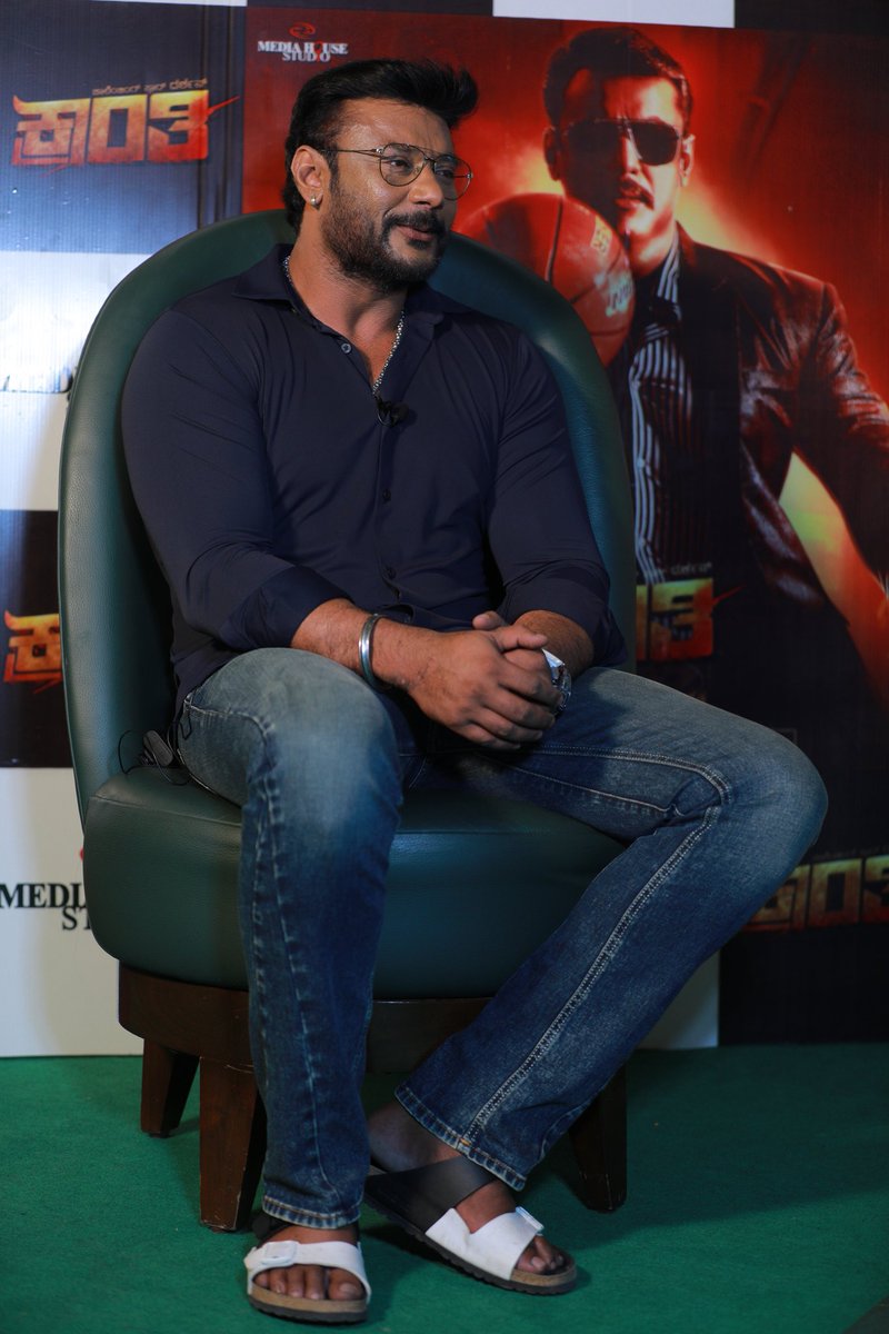 DBossHudgaAnil's tweet photo. ದೃಷ್ಟಿ ತಗಿರೋ ಬಾಸ್ ಗೆ 🔥♥️💚

#DBoss #Kranti @dasadarshan 
#KrantiRevolutionFromJan26 https://t.co/NKhVn9ppnw