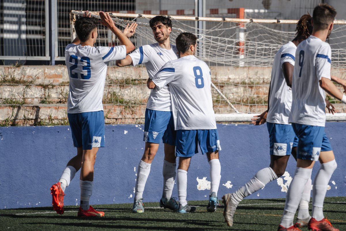 ecgranollers's tweet photo. 𝗧𝗜𝗖 𝗧𝗔𝗖... 𝗘𝗟 𝗗𝗘𝗥𝗕𝗜 𝗘𝗦 𝗩𝗔 𝗔𝗖𝗢𝗦𝗧𝗔𝗡𝗧!⚽️

Caurà la tercera jornada consecutiva marcant @ivan_givan439 😜? Diumenge ho sabrem! El cas és que sabem que tens ganes de derbi i nosaltres... TAMBÉ💪

📅20 de novembre
⌚️12:00
🏟️Germans Gonzalvo
🆚 @CFMolletUE https://t.co/hhbBxnDQaJ