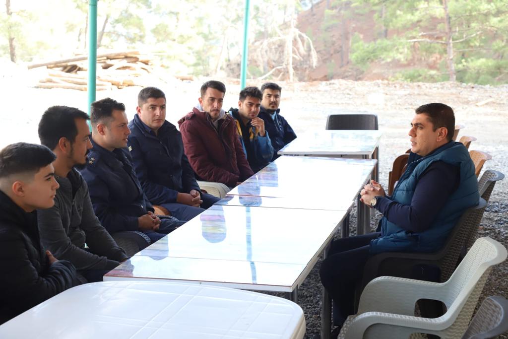 TC_acipayam_'s tweet photo. Kaymakamımız Sayın Mustafa GÜRBÜZ, İlçemiz Karaismailler Mahallesi'nde faaliyet gösteren krom madeni ocağını ziyaret ederek çalışanlarla bir araya geldi. @mstfgrbz https://t.co/eN3RScTsP5