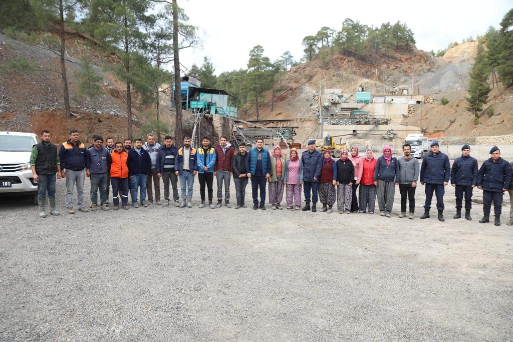 TC_acipayam_'s tweet photo. Kaymakamımız Sayın Mustafa GÜRBÜZ, İlçemiz Karaismailler Mahallesi'nde faaliyet gösteren krom madeni ocağını ziyaret ederek çalışanlarla bir araya geldi. @mstfgrbz https://t.co/eN3RScTsP5