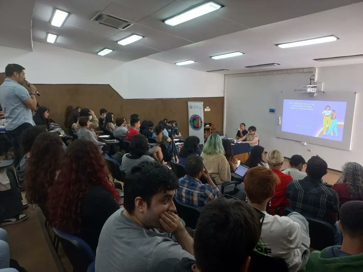 El viernes 11 realizamos con Facultad de Humanidades, el conversatorio "Visibilidad y derechos LGBTIQA+: creando espacios universitarios para nuestra comunidad", expuesto por la magíster en Psicólogía Clínica Patricia Casanova✨

Agradecemos a todos quienes hicieron esto posible.