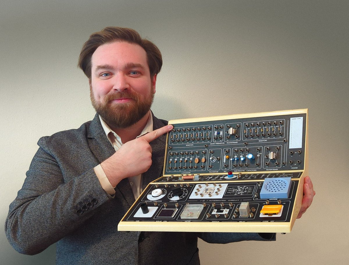 nickytea's tweet photo. The Star Wars Holiday Special debuted 44 years ago today. To celebrate, a prop discovery that has eluded fans for decades....

Dear friend &amp; keyboard maven @RyanNorbauer has identified Dromboid's Amorphian Mini-Transmitter!

It was a modified "MyKit System 7" electronics kit: https://t.co/lKslRrADEH