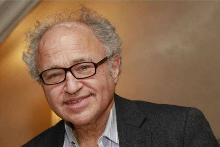 latercera's tweet photo. 🟨#PulsoPM | Hijo de Milton Friedman, el padre de los Chicago Boys, visita Chile en medio del debate sobre “muerte del neoliberalismo” https://t.co/lcwCDckv6D https://t.co/waxYzc9Rcx