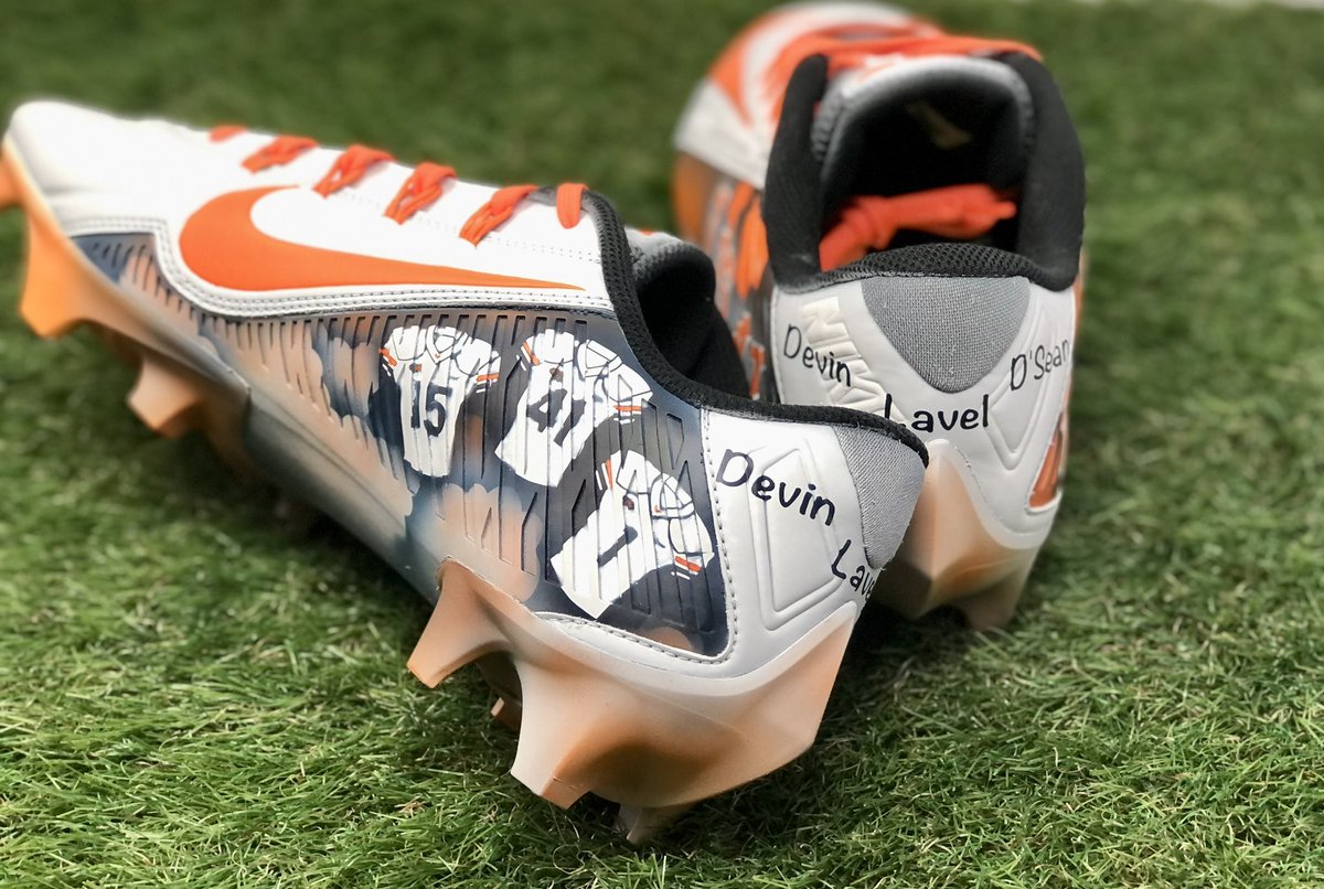 NFL's tweet photo. UVA alum @Juan_Thornhill's cleats will honor @UVAFootball players Lavel Davis Jr., Devin Chandler and D'Sean Perry, who were recently killed in a tragic shooting. #UVAStrong 🙏 https://t.co/YrPYbsQV0o