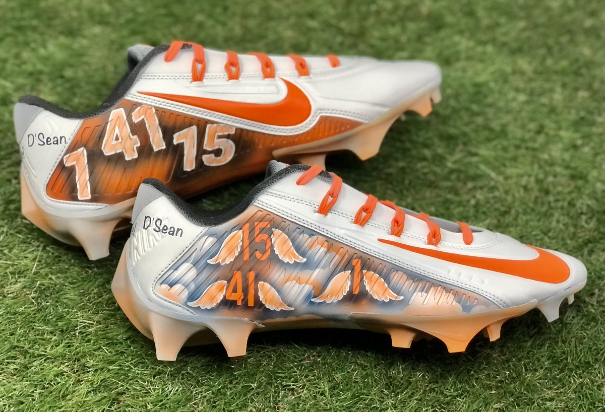 NFL's tweet photo. UVA alum @Juan_Thornhill's cleats will honor @UVAFootball players Lavel Davis Jr., Devin Chandler and D'Sean Perry, who were recently killed in a tragic shooting. #UVAStrong 🙏 https://t.co/YrPYbsQV0o