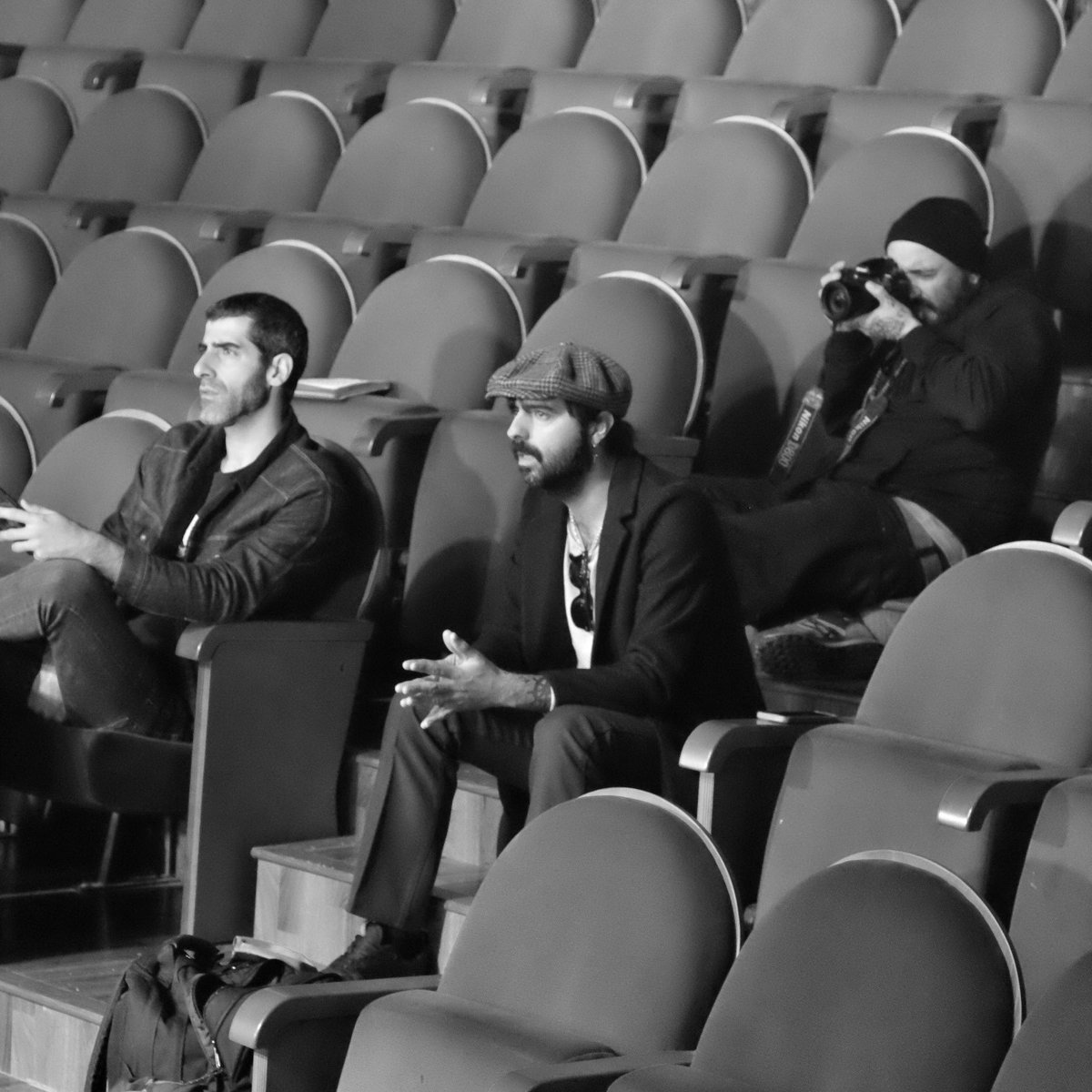 Dos imágenes que se entienden mejor juntas. 

Mañana empezamos por fin la gira de nuestros sueños y estamos con los últimos retoques audiovisuales.

18/11 - Málaga, sala <a href="/Paris15Malaga/">París15</a> 
19/11 - Murcia, sala <a href="/mamba_murcia/">MAMBA!</a> 
Últimas entradas 👉🏽sidecars.es👈🏽